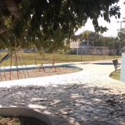 El testigo, que se encontraba a escasos metros del parque, compartió su miedo al escuchar ruidos extraños provenientes de los juegos.