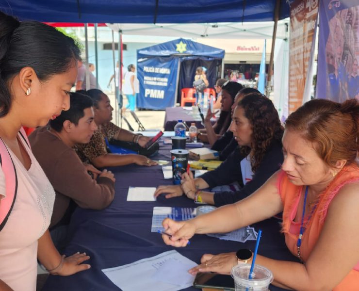 Esta Feria del empleo en el sur de Mérida no solo busca conectar a las personas con empleos temporales para la Feria de Xmatkuil que se realizará del 8 de noviembre al 1 de diciembre, sino también crear oportunidades permanentes que mejoren la calidad de vida de las familias en estas comisarías.