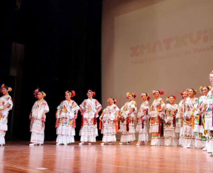 Joaquín Díaz Mena, acompañado de su hijo Julián y la presidenta del DIF Yucatán, Wendy Méndez Naal, encabezaron el evento. El certamen contó con una espectacular vaquería antes de que se revelaran las cinco nuevas semifinalistas entre 19 participantes de diversos municipios, incluyendo Bokobá, Buctzotz y Valladolid.