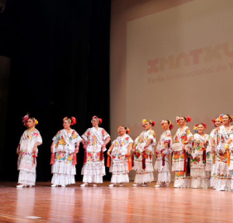 Joaquín Díaz Mena, acompañado de su hijo Julián y la presidenta del DIF Yucatán, Wendy Méndez Naal, encabezaron el evento. El certamen contó con una espectacular vaquería antes de que se revelaran las cinco nuevas semifinalistas entre 19 participantes de diversos municipios, incluyendo Bokobá, Buctzotz y Valladolid.