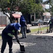 El Ayuntamiento ha planificado un enfoque estratégico en nueve sectores, asegurando una cobertura amplia y efectiva. En las próximas semanas, se pondrá en marcha una intensa campaña de desazolve, además de la perforación de rejillas y pozos, que permitirá un mejor drenaje en la temporada de lluvias.