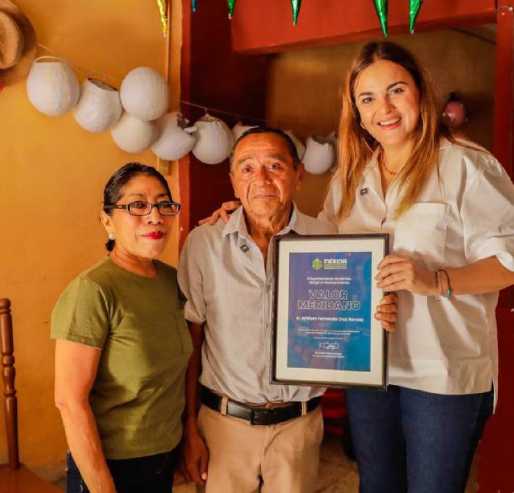 La historia detrás de este acto heroico comienza cuando don William Cruz y su esposa, Rosa Canché, estaban circulando en su moto por las calles del centro de Mérida. Notaron un auto que derramaba gasolina y, al instante, el motor del vehículo comenzó a arder. Sin dudarlo, don William se lanzó al rescate, actuando con una valentía digna de un héroe con valor meridano.