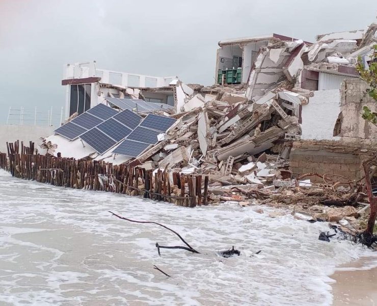 ¡Impactante! Se cae una casa en Chuburná Puerto tras el paso de Milton (fotos)