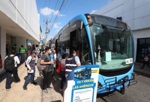 Una de las opciones más fáciles para saber cómo llegar a la Feria de Xmatkuil partiendo del centro de Mérida es el transporte público. Desde el Mercado San Benito, ubicado en pleno centro, puedes tomar el camión directo a la comisaría de Xmatkuil. 