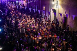 La noche de ayer se llenó de magia y tradición ya que la ciudad de Mérida celebró la llegada de las Ánimas con el tradicional paseo. 