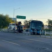 Chofer de Va y Ven cae en una hondonada y genera caos en Mérida