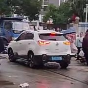 Detenido tras atropellar a varias personas frente a una escuela en China (Video)