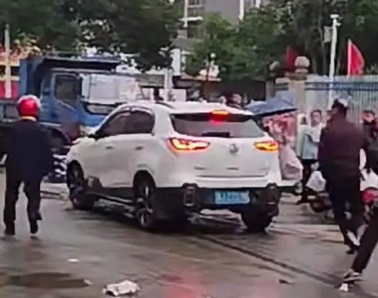 Detenido tras atropellar a varias personas frente a una escuela en China (Video)