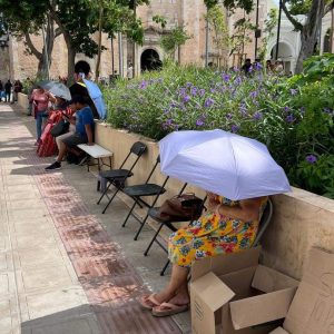 Las filas para la entrega de boletos para el concierto gratis de la Arrolladora Banda El Limón el próximo 1 de diciembre en la Feria Yucatán Xmatkuil 2024, comenzó desde la tarde del día de ayer. 