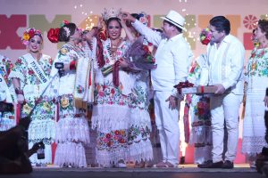 ¡La Feria Xmatkuil tiene a su primera embajadora! Galilea Paredes Ortiz, de Umán, fue coronada en una emotiva ceremonia llena de tradición y orgullo yucateco.