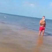 (Video) Italiano impide a pescador trabajar en Dzidzantún ¡Alega que 'Es su Playa'!