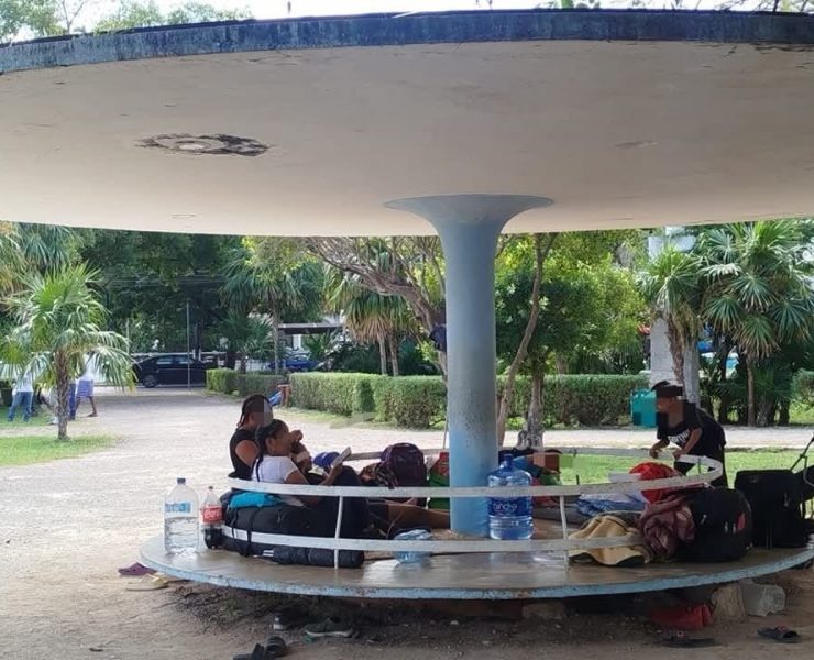 Una crisis humanitaria: Familia de Venezuela viviendo en un parque de Yucatán