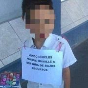 Lección de humildad: Niño se burla de un niña y lo ponen a vender chicles