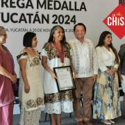 Socorro Loeza Flores recibe la máxima distinción cultural, Medalla Yucatán 2024 de manos del gobernador Joaquín Díaz Mena