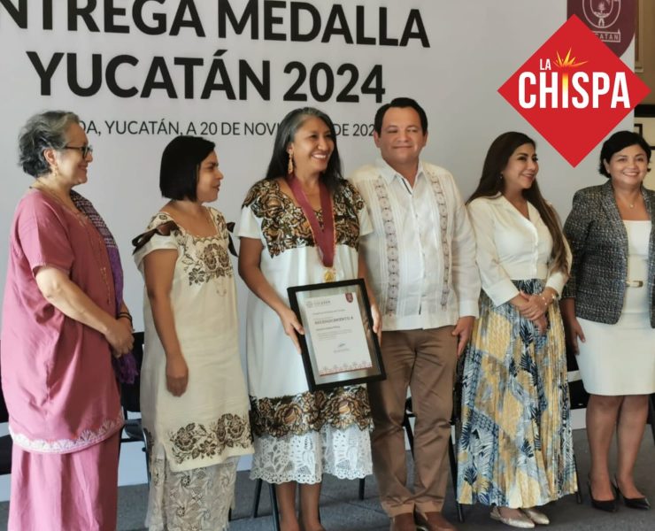 Socorro Loeza Flores recibe la máxima distinción cultural, Medalla Yucatán 2024 de manos del gobernador Joaquín Díaz Mena