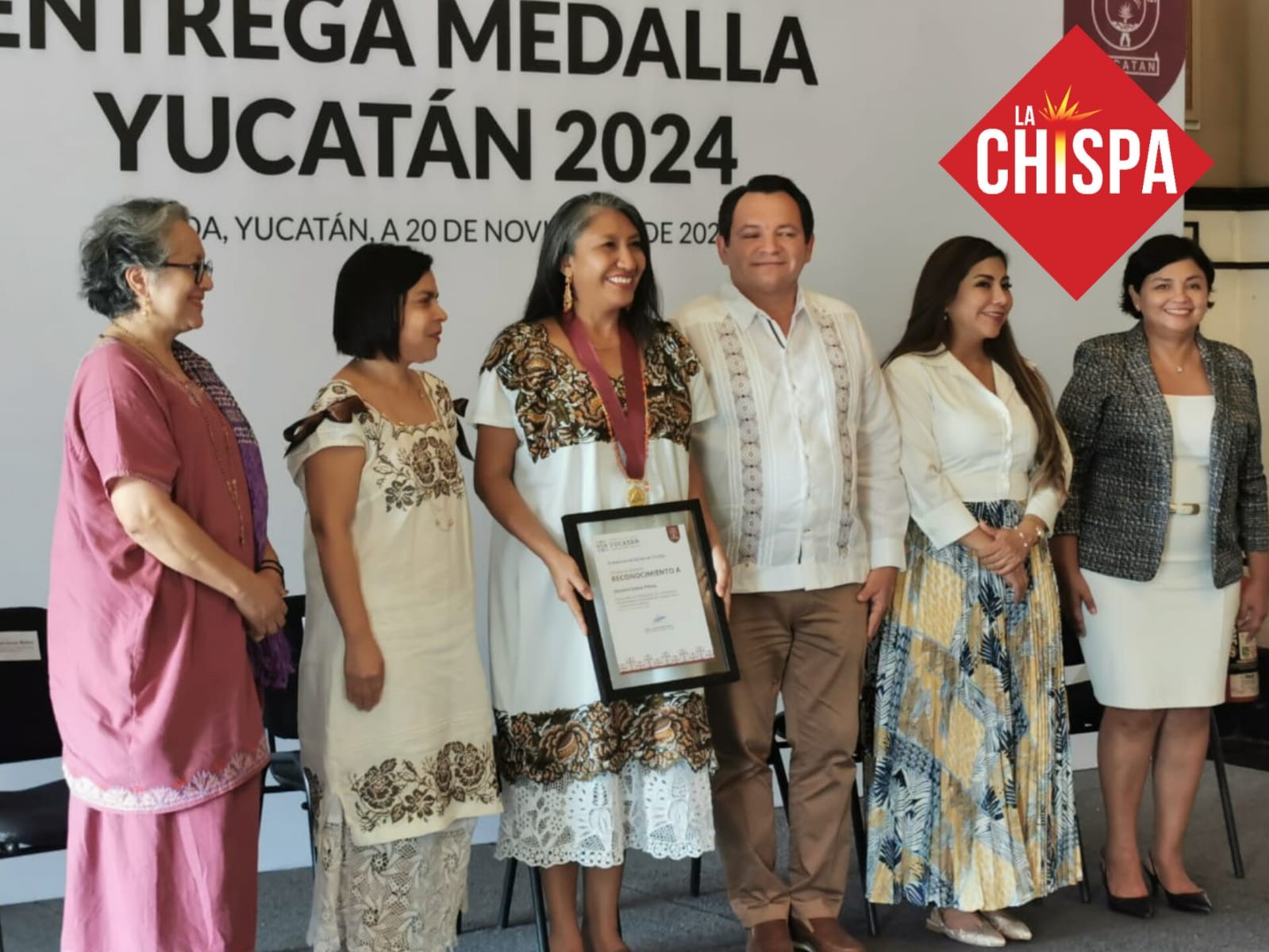 Socorro Loeza Flores recibe la máxima distinción cultural, Medalla Yucatán 2024 de manos del gobernador Joaquín Díaz Mena