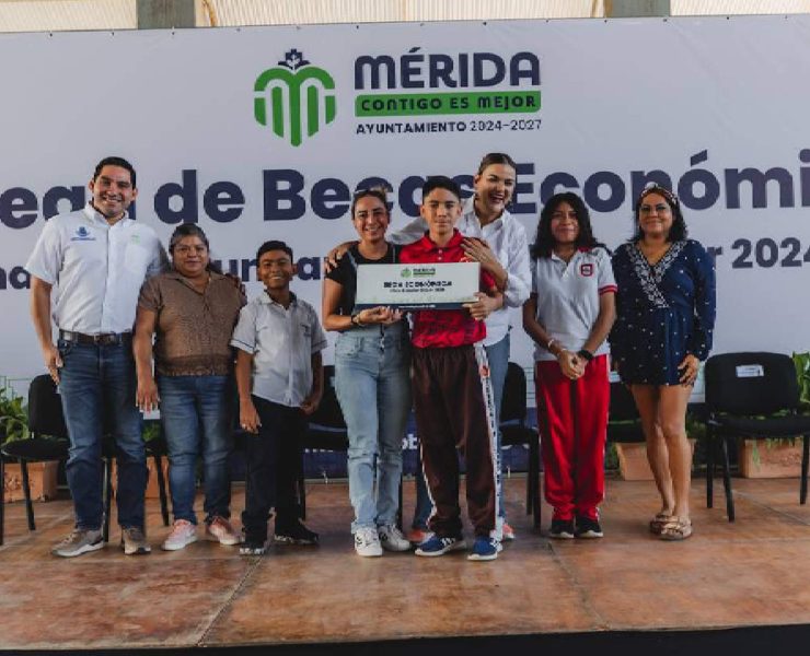 ¡Estudiantes meridanos recibieron becas históricas!