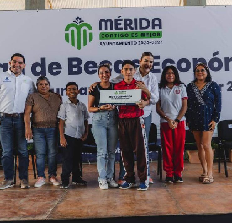 ¡Estudiantes meridanos recibieron becas históricas!