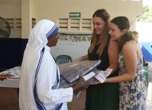 Cecilia Patrón entrega cobertores en la casa hogar Reina de la Paz, llevando esperanza y abrigo a los más vulnerables.