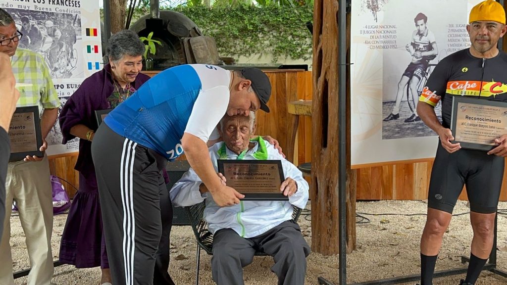Óscar Carreón brilla como campeón absoluto