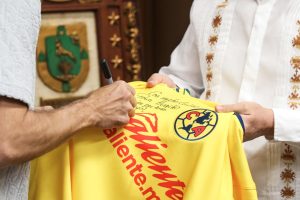 Henry Martín, tricampeón con el Club América, junto a su familia, reafirma su orgullo por representar a Yucatán en el deporte a nivel mundial.