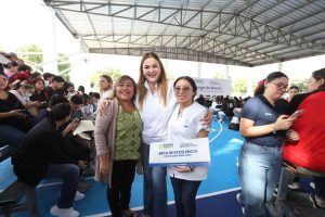 Cecilia Patrón entrega Becas de Excelencia Universitaria, reafirmando su compromiso con la educación y el futuro de los jóvenes en Mérida.