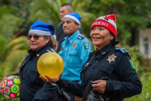 Niños y familias disfrutan de una "chula Navidad" en las comisarías de Mérida, celebrando la unidad y alegría de la temporada.