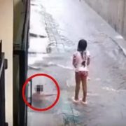 Tragedia bajo la lluvia: Niño muere al ser “tragado” por una alcantarilla mientras jugaba con sus hermanitos (Video)