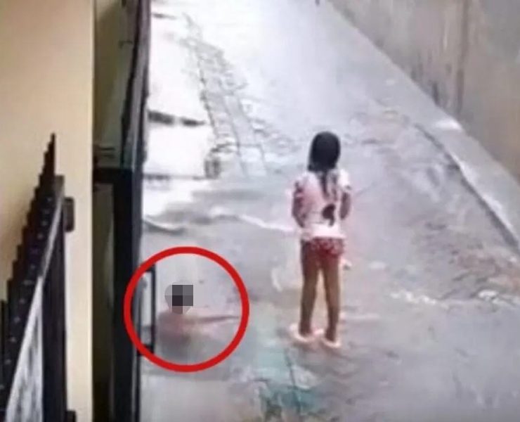 Tragedia bajo la lluvia: Niño muere al ser “tragado” por una alcantarilla mientras jugaba con sus hermanitos (Video)