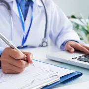 Hombre detenido en Huhí por atender pacientes con cédula profesional falsa