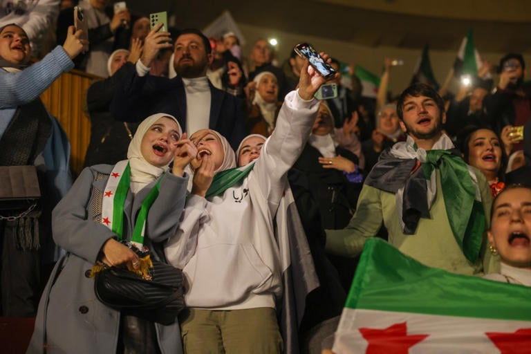Sirios celebran el derrocamiento de Assad con canciones