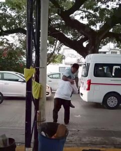 Momento en que choferes yucatecos protagonizaron fuerte pelea en la colonia Buenavista, captado por testigos.