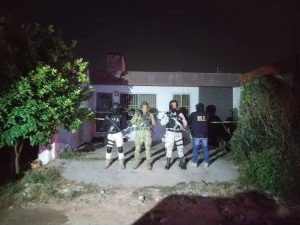 Pie de foto 1:El operativo conjunto en el fraccionamiento Brisas resultó en el decomiso de 158 kg de cannabis, metanfetaminas y cocaína, destacando la efectiva colaboración entre las fuerzas federales y estatales en Mérida. 