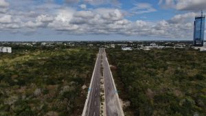 Vista aérea de la nueva avenida en Mérida, una obra clave para mejorar la conexión con el periférico y reducir tiempos de traslado.