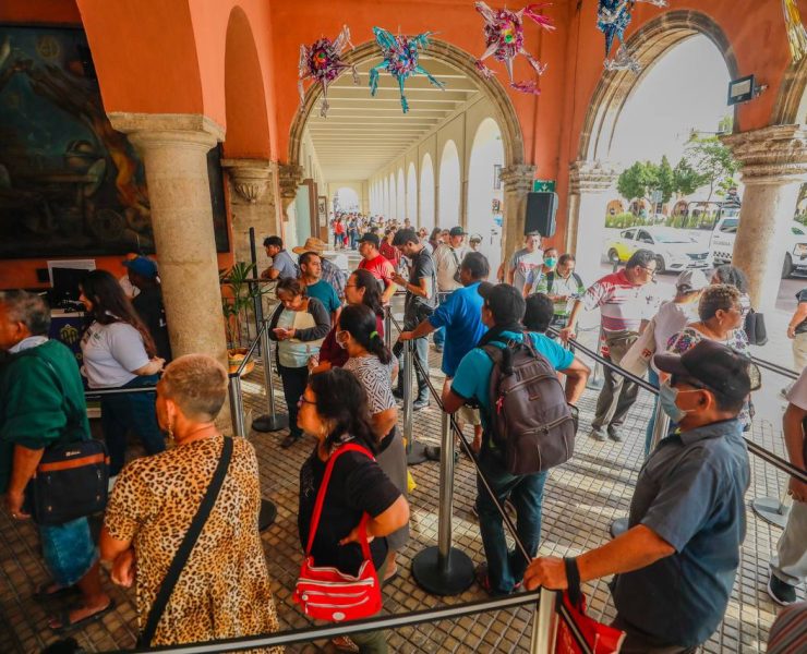 Meridanas y meridanos hacen largas filas para pagar el predial 2025