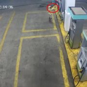 (VIDEO) ¡Increíble! Niño de 9 años asalta una gasolinera a mano armada