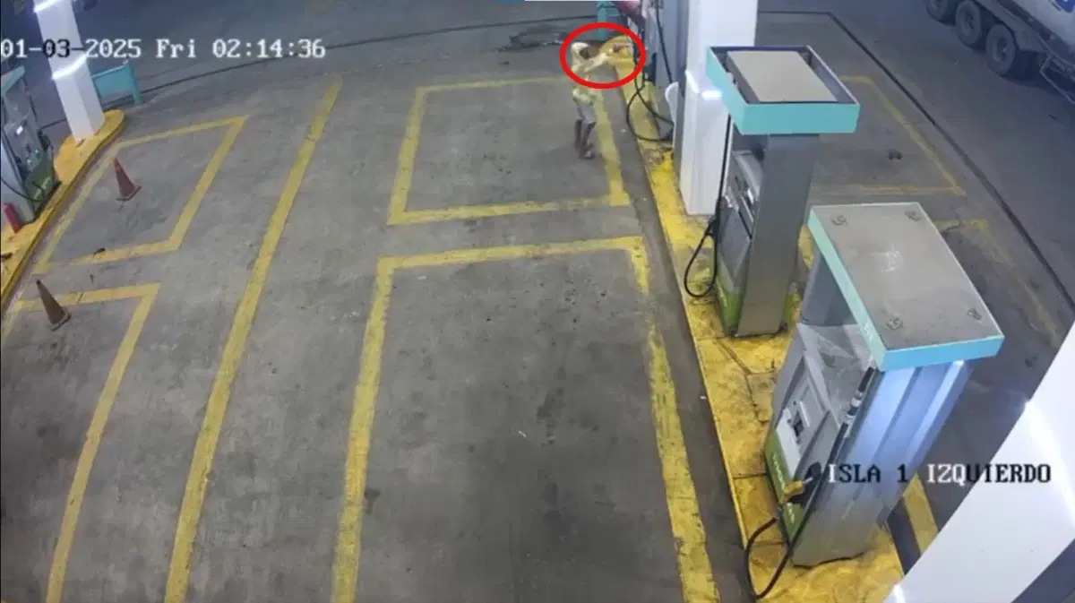 (VIDEO) ¡Increíble! Niño de 9 años asalta una gasolinera a mano armada