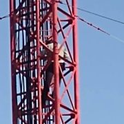 Policía de Mérida se sube a una antena tras arresto y amenaza con su vida