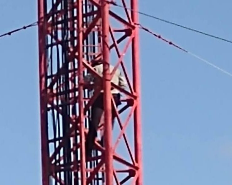 Policía de Mérida se sube a una antena tras arresto y amenaza con su vida