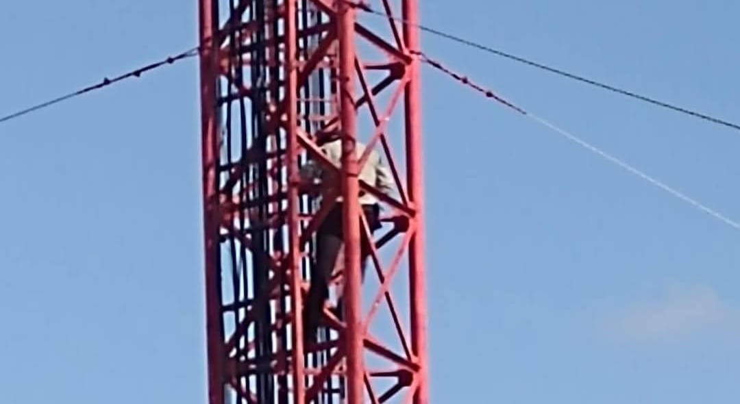 Policía de Mérida se sube a una antena tras arresto y amenaza con su vida