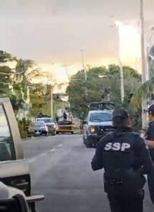 Autoridades intervienen una vivienda en Chicxulub Puerto durante un operativo que resultó en la detención de una conocida líder narco.