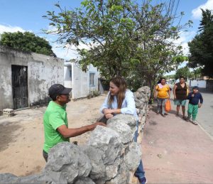 La Presidenta Municipal, Cecilia Patrón, recorriendo las calles de Oncán para escuchar las necesidades de los vecinos.