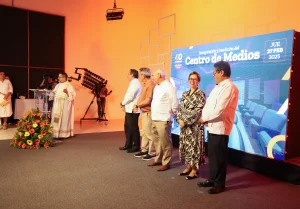 Autoridades y expertos celebran la apertura del Centro de Medios en la Anáhuac Mayab, un espacio diseñado para impulsar el talento y la creatividad de los futuros comunicadores.