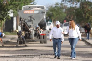 Cecilia Patrón supervisa repavimentación en Mérida, asegurando vialidades más seguras y eficientes para todos.