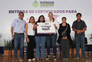 Estudiantes meridanos recibieron becas y certificados para continuar su preparación académica.