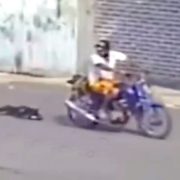 (Video) Captan en video a sujeto arrastrando a perrita en moto: ¡Vecinos reaccionan!