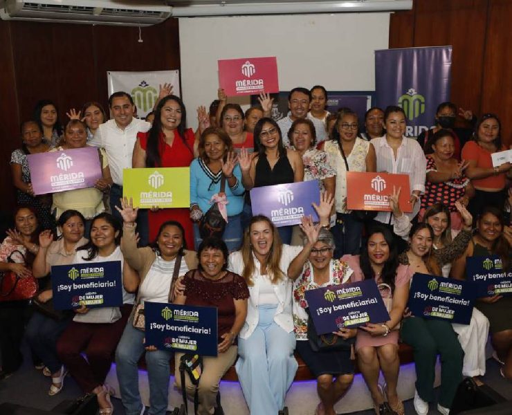 Cecilia Patrón entrega apoyos a las mujeres meridanas