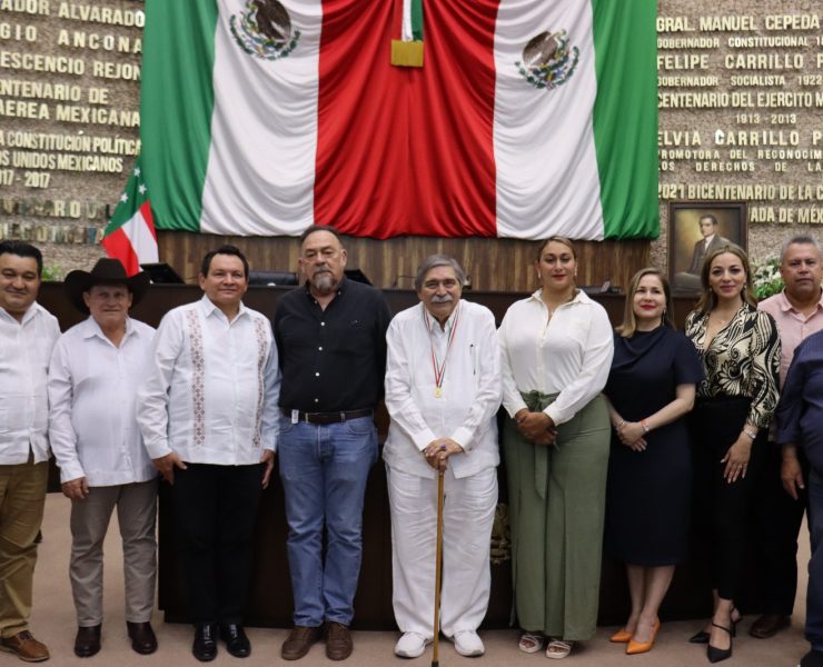 Dirigentes de CEE Morena Yucatán entregan Medalla "Héctor Victoria Aguilar" al profesor Ariel Avilés Marín