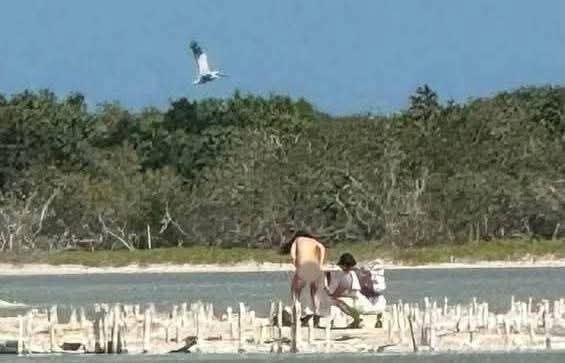Exhibicionistas se toman fotos en yucatan en una zona restringida