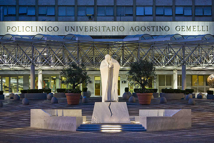 El papa Francisco hospitalizado por infección respiratoria